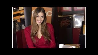 Iris Mittenaere dans une étrange pose sexiste sur Instagram, nue et emballée comme un cadeau au p...