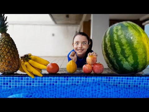 Jogando Frutas Diferentes na Piscina / Playing Fruits different Swimming Pool inside