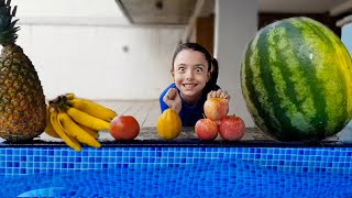 Jogando Frutas Diferentes na Piscina / Playing Fruits different Swimming Pool inside