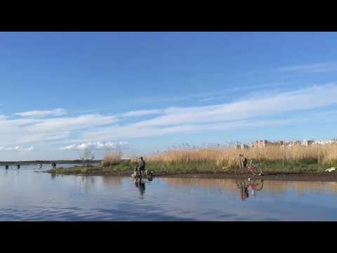 Бобылка на лодке в обход поплавков, идем галсами Бобылка на лодке в обход поплавков, идем галсами