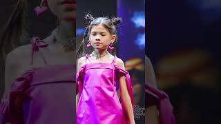 Mẫu nhí An Nhiên khoe cá tính trên sàn diễn | Model kid catwalk confidently on the runway