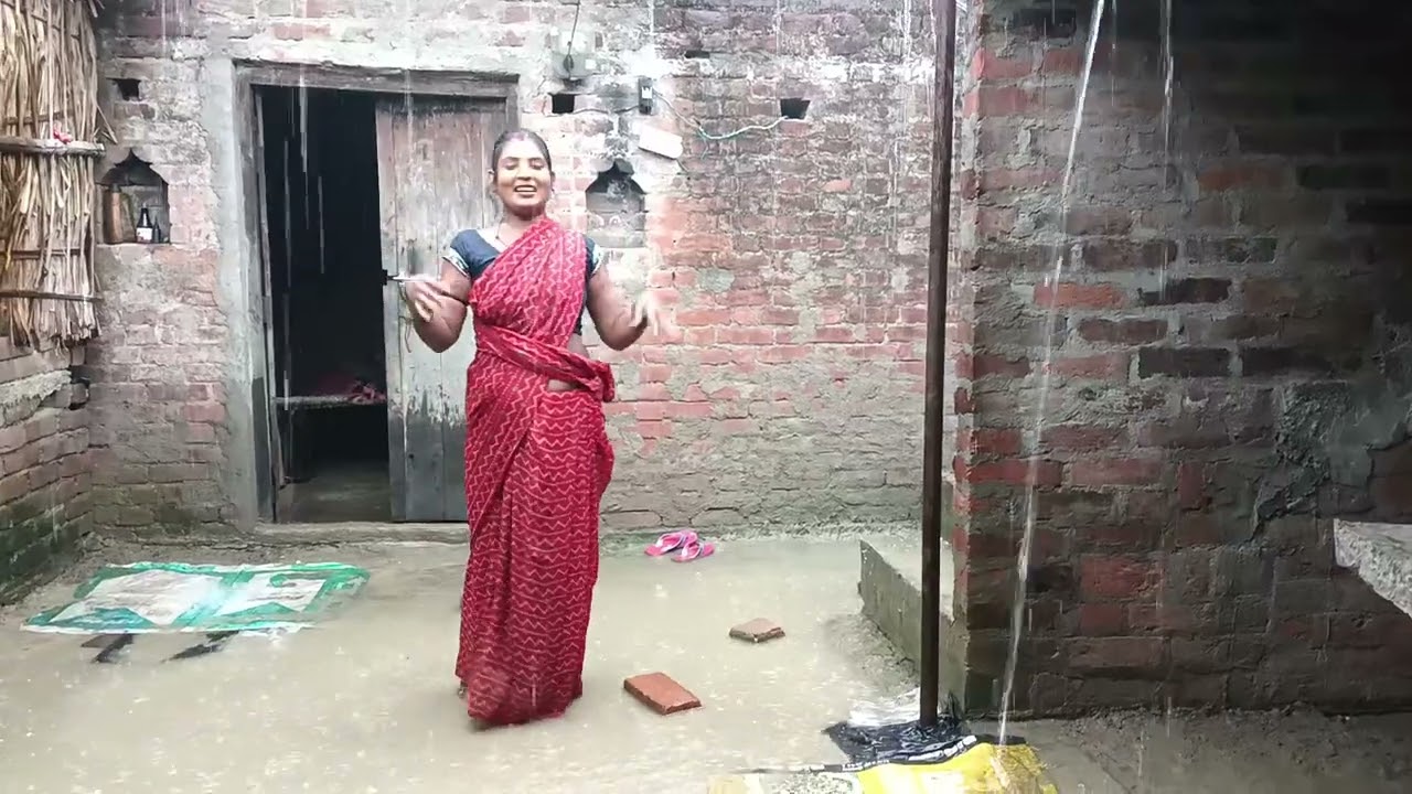 दोस्तों पूरा वीडियो देखें बारिश हो रहा है हमारे यहां कैसा बारिश हो रहा है