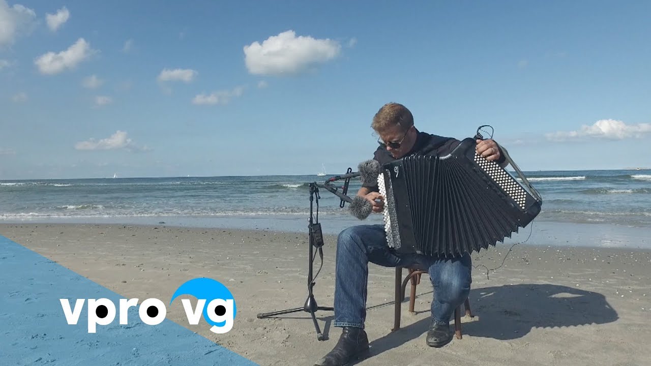 Accordeonist Mario Batkovic performs on the beach (live @ITGWO 17)