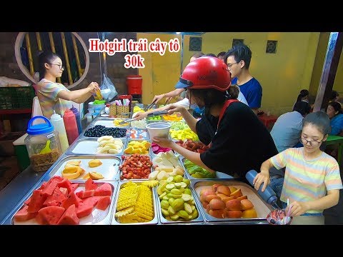 Cô gái dễ thương bán trái cây tô 30k siêu ngon rẻ trên vỉa hè đường Phạm Văn Đồng