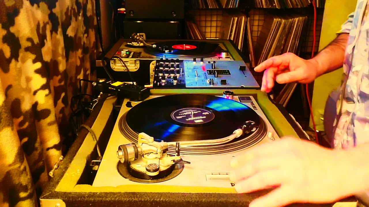 DrGiggles aka Krutoid acid house deep TB-303 mix live vinyl DJ Mix on turntables video