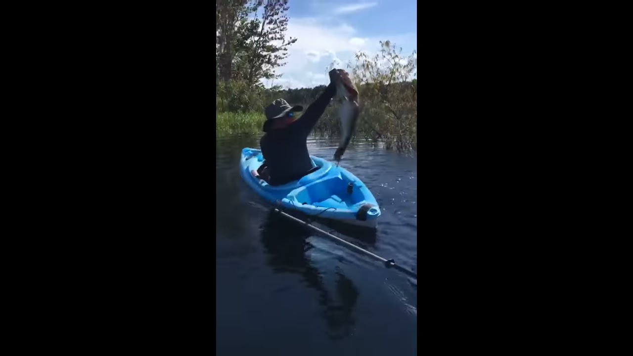 MY 1ST 10LBER - MONSTER BASS BREAKS ROD & ALMOST FLIPS KAYAK!!! ~SNAPCHAT~