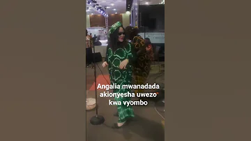 Angalia Mwanadada Akionyesha Uwezo Kwa Vyombo 