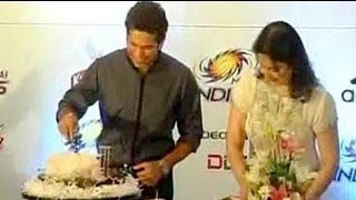 Sachin Tendulkar 40 cuts cake with wife Anjali