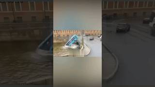 Автобус Упал в Реку в Санкт-Петербурге