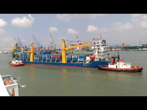 Pelabuhan Tanjung Perak Surabaya dilihat dari anjungan MV. Happy Star I