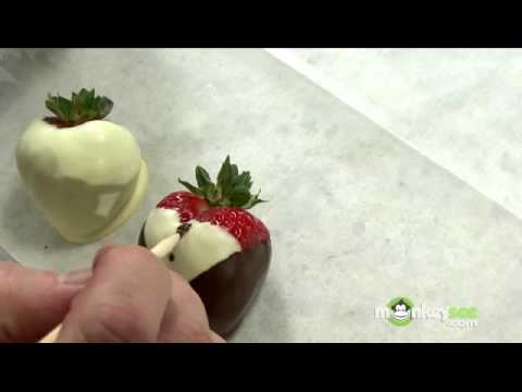 Dipping And Decorating Chocolate Strawberries Youtube