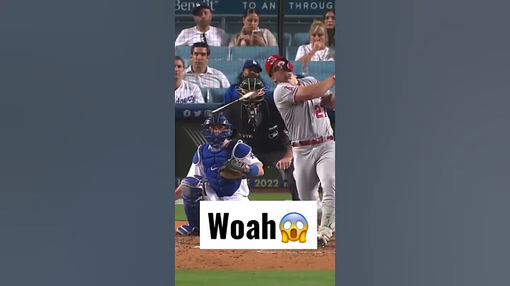 UMPIRE GETS HIT REAL BAD BY MIKE TROUT BROKEN BAT!😱 #shorts #mlb #baseball