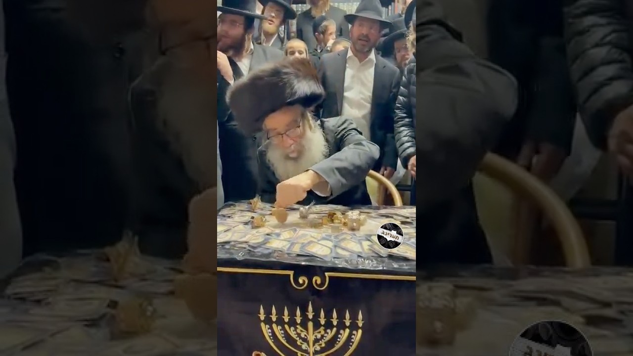 המקובל הגאון הצדיק רבי גמליאל רבינוביץ בעת מנהג הסביבון בחנוכה