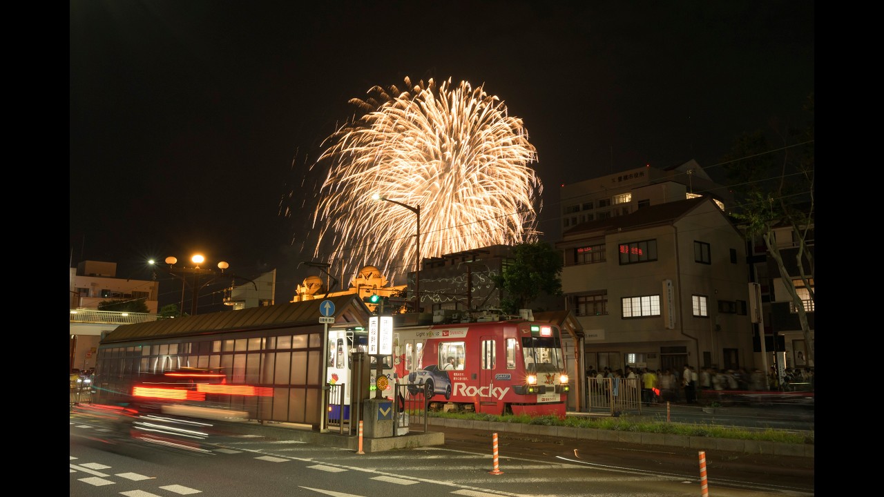 260718路面電車と花火タイムラプス4K（豊橋祇園花火） - YouTube