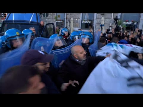 Corteo anti Vannacci a Napoli, scontri tra manifestanti e polizia: "Vattene, non ti vogliamo"