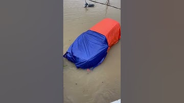 Giây phút cứu ô tô bị trôi do ngập lụt