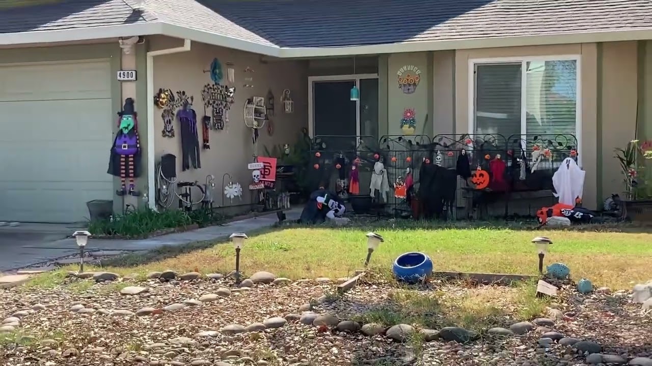 Vloggoween Day 4 Looking at Halloween Decorations