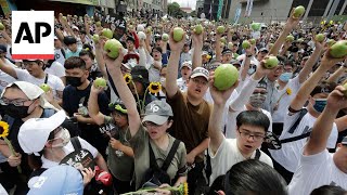 Thousands raise guava fruit at protest of Taiwan