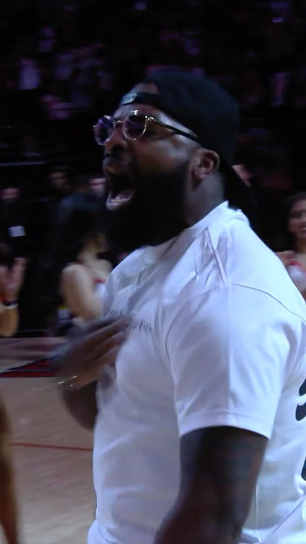 This fan in Houston just won $25k! ?