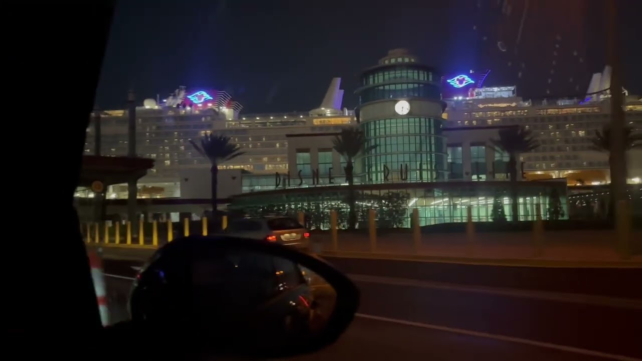 I Disney adventure port cannaval (night) 