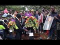 MAMAKE COMEDIAN KK MWENYEWE ALIVYO LIA AKIWEKELEA MAUA KWA KABURI LA MWANAWE MAMAKE COMEDIAN KK MWENYEWE ALIVYO LIA AKIWEKELEA MAUA KWA KABURI LA MWANAWE