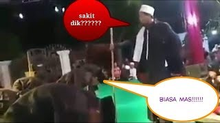 kyai ikut ngetes warga baru di atas panggung,, dalam acara tasyakuran warga baru PSHT