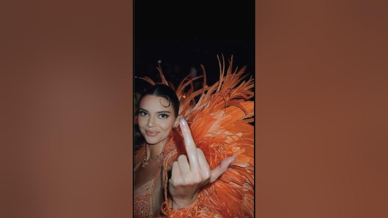 Kendall Jenner middle finger #shorts #short #kendalljenner - YouTube