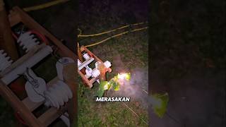 Pagar listrik bertegangan ini dibuat untuk mencegah hewan masuk kedalam area perkebunan.