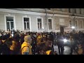 «Мы без оружия!» — кричат протестующие в ответ на избиения силовиков.