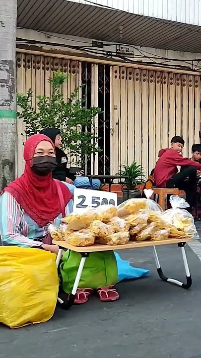 Ibu nya jualan peyek kok murah sekali ya?
