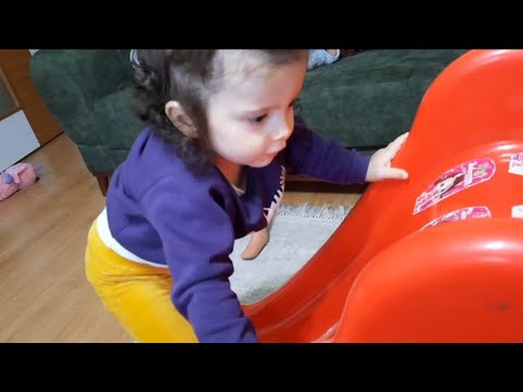 Emzikli ağlayan bebek Hafsa�nın kırmızı kaydırak videoları