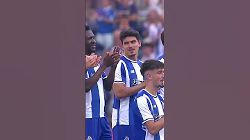 نادي بورتو يفاجئ الجماهير بتقديم لوك دي يونغ في الملعب لحظة نادرة في عالم كرة القدم Football 