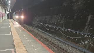 夜のＪＲ東所沢駅を通過して行きます…ＪＲ貨物【国鉄EF66形】電気機関車…
