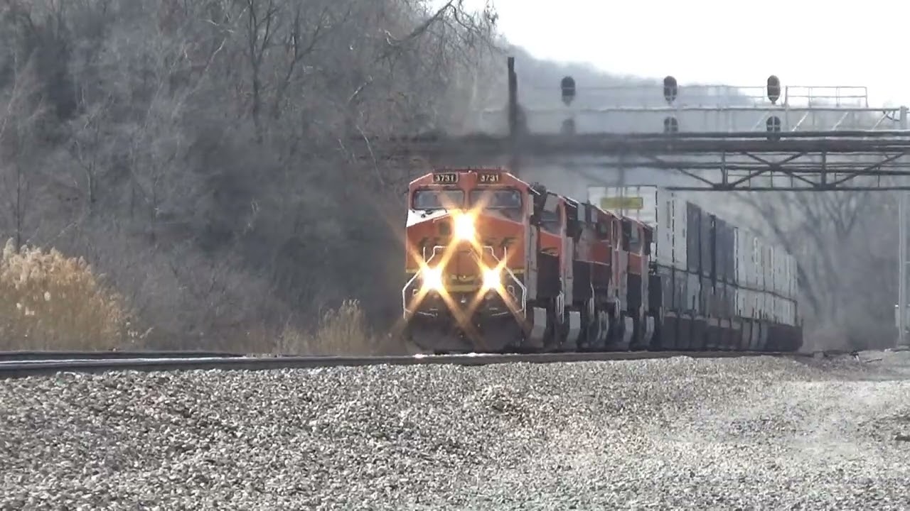 BNSF double stackers at Cement City #trains #bnsf #bnsftrains