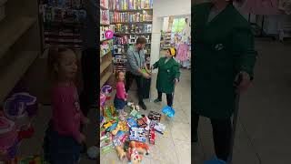 Thumbnail for Dad Makes Daughter Clean Up Spilled Chips #shorts