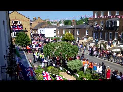 Harry and Megan in open top wedding carriage 19/5/18
