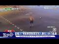 超嚇人! 男騎車跨縣拿走別人攤位上的刀亂揮｜TVBS新聞 @TVBSNEWS01