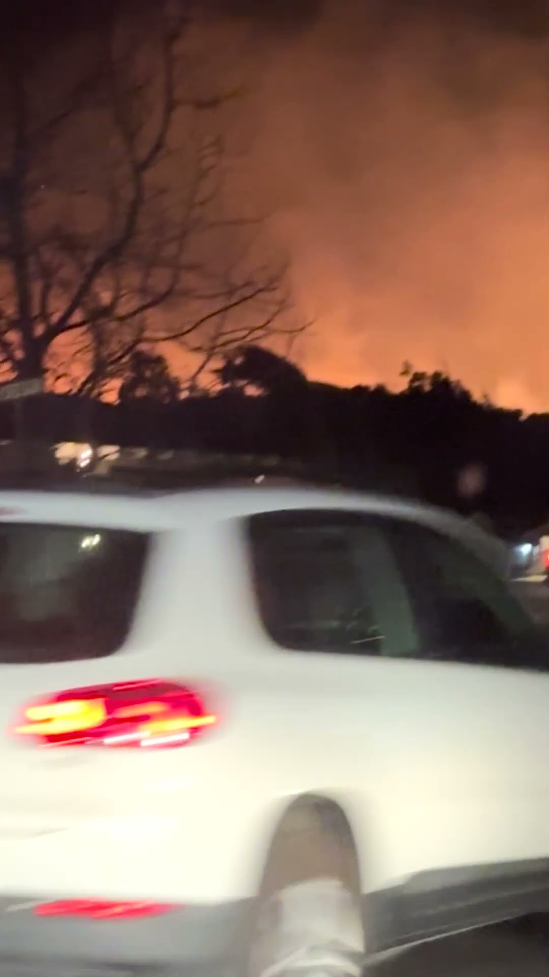 Oakridge Residents Evacuate From California Wildfire || ViralHog
