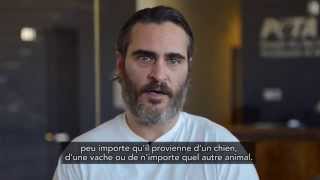 Joaquin Phoenix joue dans un film d'horreur-réalité : un exposé de PETA sur le cuir de chien