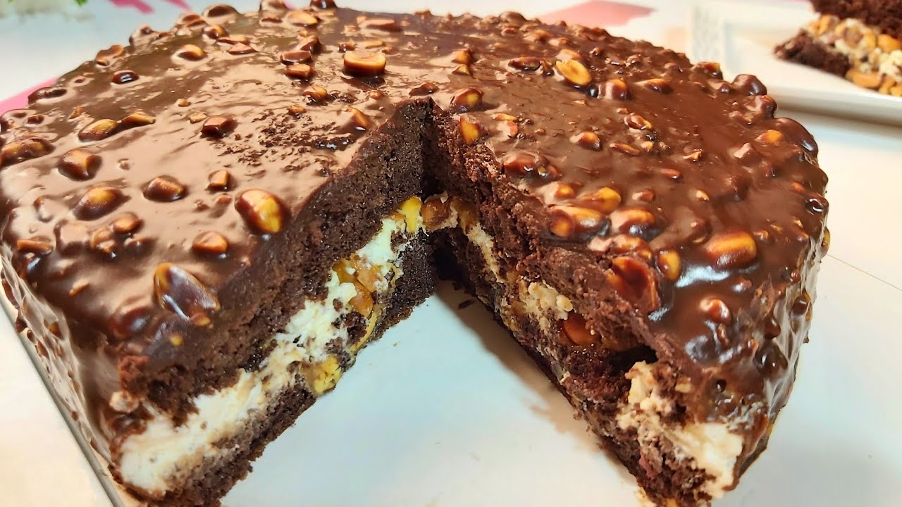 كيكة سنيكرز اللي عاملة ضجة كلشي كيحماق عليها كذوب فالفم بسيطة و لذيذة