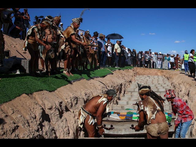 Afrique du Sud : les restes de 63 ancêtres khoïsan ont été enterrées à nouveau