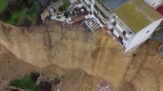 地滑りで約4キロの断崖が出現した町、遅すぎた対策　イタリア・シチリア島　住民は家財の運び出しに追われる