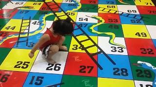 Playing snake and ladder screenshot 4
