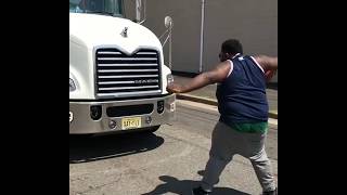 FATBOY SSE - PLAY ME (Playing against trucks)