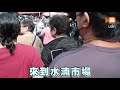 柯文哲水湳市場掃街 民眾嗆：請支持貪汙唯一死刑