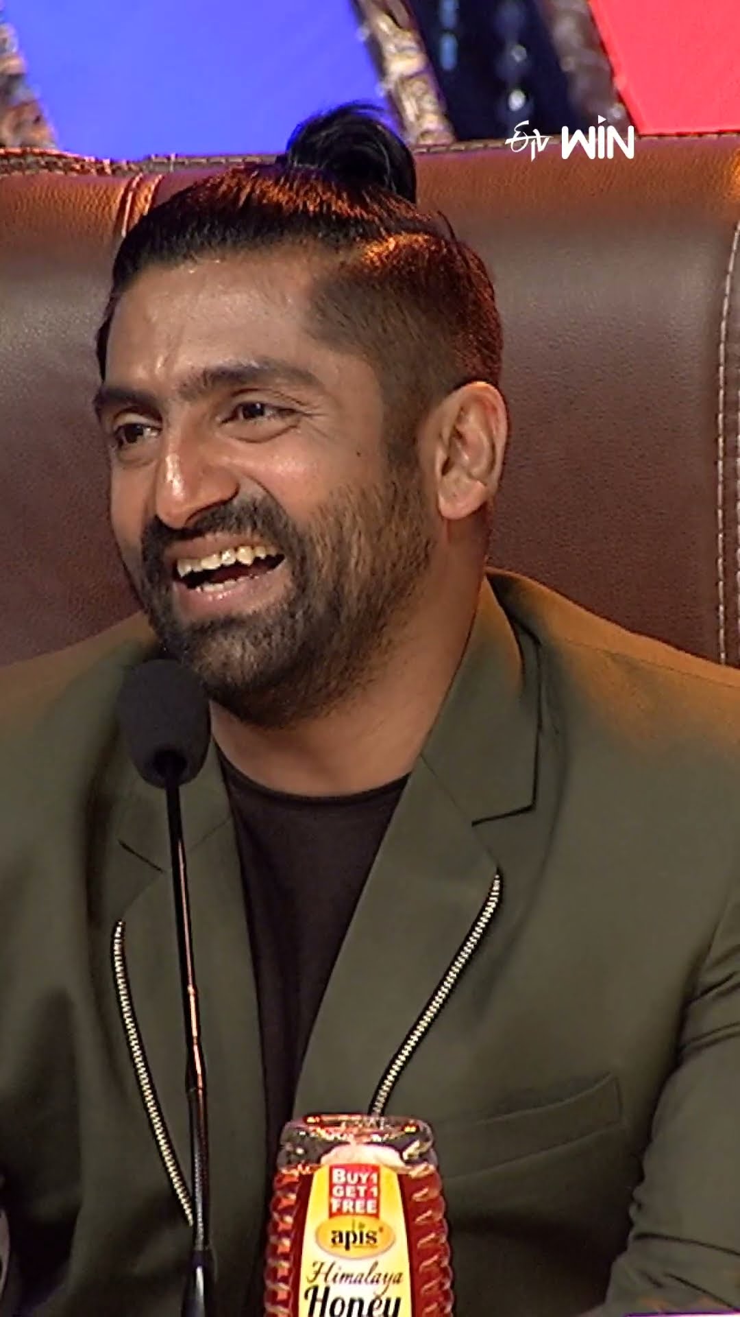#shorts - డ్యాన్స్ ఎలా చేయాలో సుధీర్ కి నేర్పిస్తున్న ప్రదీప్..! #dhee #dheejodi #comedy