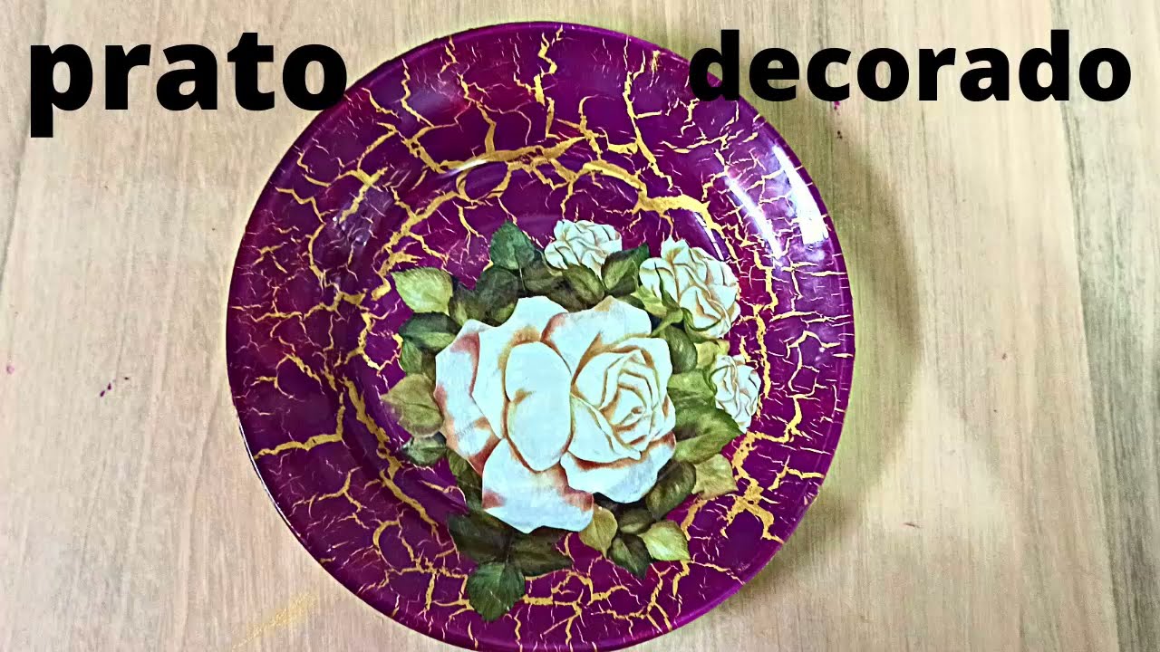 Prato decorado com decoupágem de rosas craquelado com magenta e dourado.