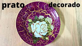 Prato decorado com decoupágem de rosas craquelado com magenta e dourado.