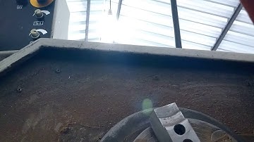 Torno CNC operando comando mcs