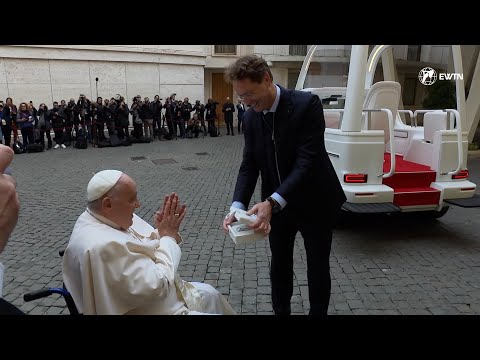 El Papa Francisco recibió la llave del nuevo “papamóvil” totalmente eléctrico